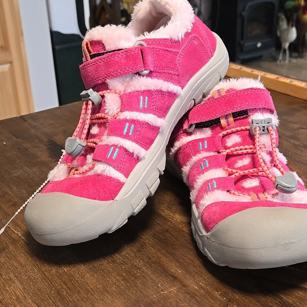 Pink Kids Keens Fruit Dove Ballet New Never Worn Kids Size 4